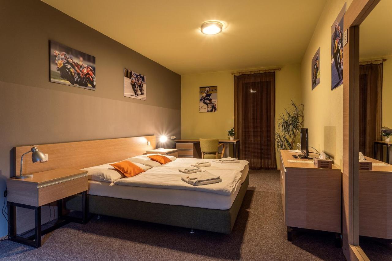 Penzion Er1 Zlín Buitenkant foto